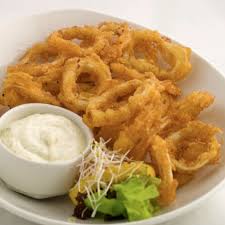 Gefrituurde inktvisringen met knoflooksaus